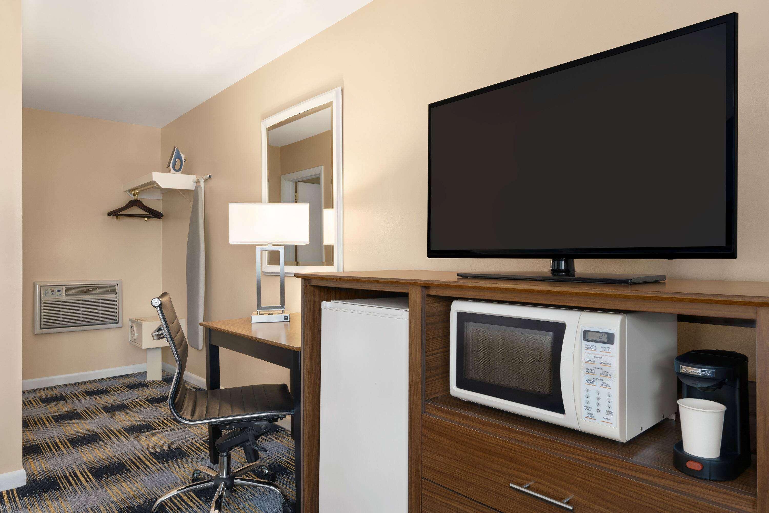 Days Inn By Wyndham Middletown/Newport Area Extérieur photo